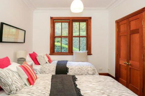 Treetops Elegant Inviting Designer Cedar Home - Airlie Beach Holiday 3