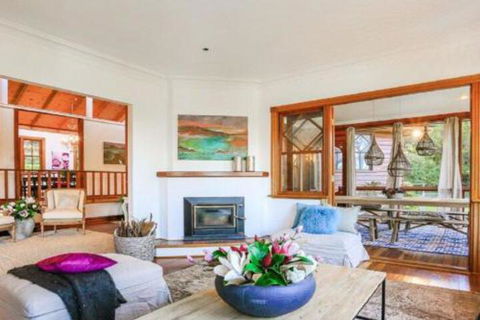 Treetops Elegant Inviting Designer Cedar Home - Airlie Beach Holiday 6