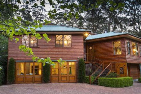 Treetops Elegant Inviting Designer Cedar Home - Airlie Beach Holiday 0