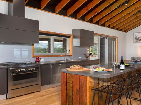 Willowview Coastal Retreat Stunning Views - Airlie Beach Holiday 1
