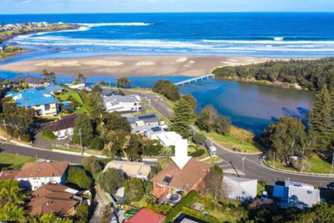 Seven Smiles Riverside Location & Ocean Views - Airlie Beach Holiday 0