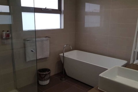 CHELSEA Family Home Close To Beach & Shops - Airlie Beach Holiday 1