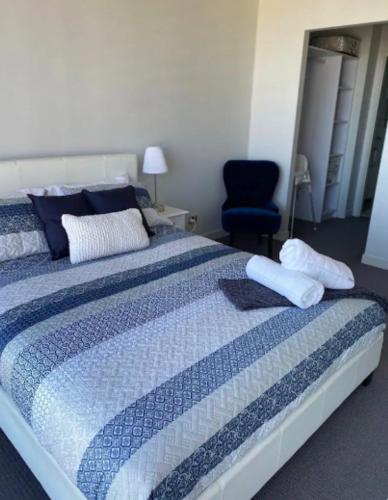 LOCATION LOCATION CITY VIEWS NETFLIX WIFI WINE - Airlie Beach Holiday 6