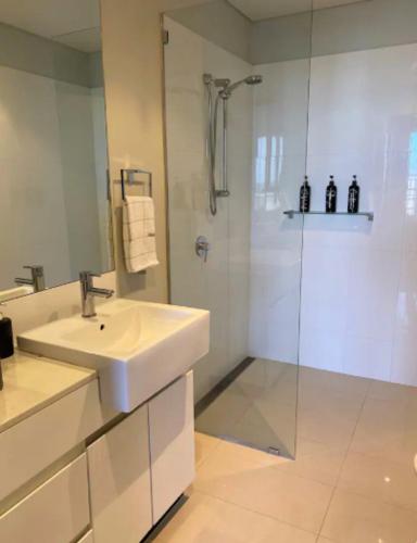 LOCATION LOCATION CITY VIEWS NETFLIX WIFI WINE - Airlie Beach Holiday 4
