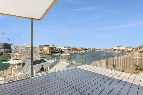 Anchored Access To The Gippsland Lakes - Airlie Beach Holiday 6