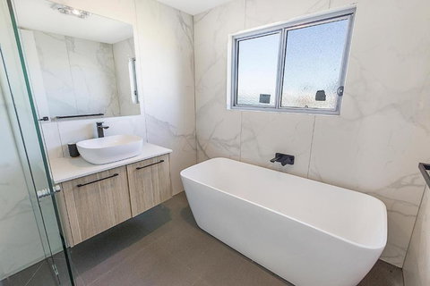 Anchored Access To The Gippsland Lakes - Airlie Beach Holiday 1