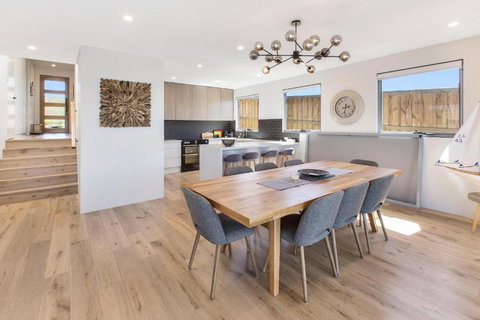 Anchored Access To The Gippsland Lakes - Airlie Beach Holiday 2