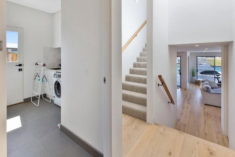 Anchored Access To The Gippsland Lakes - Airlie Beach Holiday 3