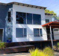 BAY of FIRES BEACH SHACK ocean views from a modern Beachhouse - Airlie Beach Holiday