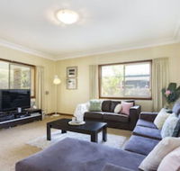 South Coast Getaway House Sleeping 8 Guests - Airlie Beach Holiday