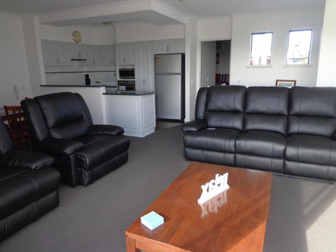 The Beach Villa Bunbury - Airlie Beach Holiday 6