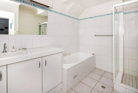 Kendall Beach Apartments 5 Belongil Beach - Airlie Beach Holiday 2