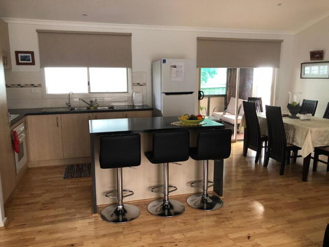 Modern Home Tarwin Lower - Airlie Beach Holiday 3