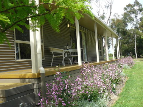 Camawald Coonawarra Cottage B & B - Airlie Beach Holiday 2