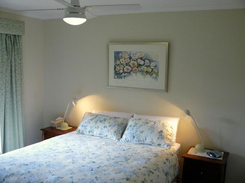 Camawald Coonawarra Cottage B & B - Airlie Beach Holiday 1
