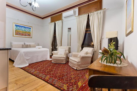 Annies Victorian Terrace Accommodation Fremantle - Airlie Beach Holiday 5