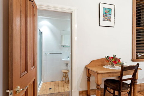 Annies Victorian Terrace Accommodation Fremantle - Airlie Beach Holiday 4