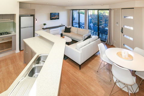 Khione 6 - Modern 2 Bedroom Townhouse - Airlie Beach Holiday 2