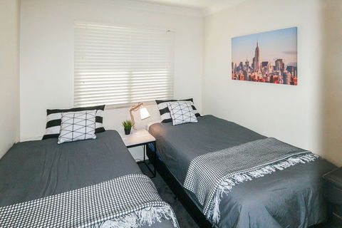 Khione 6 - Modern 2 Bedroom Townhouse - Airlie Beach Holiday 1