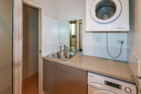 Khione 6 - Modern 2 Bedroom Townhouse - Airlie Beach Holiday 3