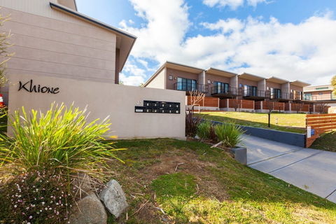 Khione 6 - Modern 2 Bedroom Townhouse - Airlie Beach Holiday 0