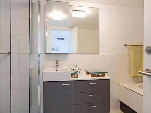 LORNE CHALET APARTMENT 10 Ask About Midweek Deals - Airlie Beach Holiday 2