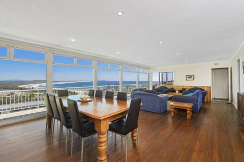 La Mer 19 Dulconghi Street - Airlie Beach Holiday 1