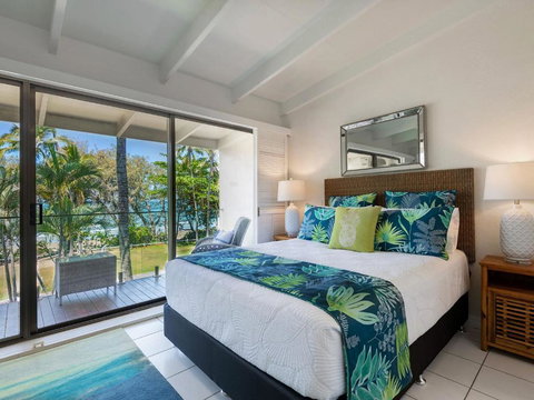 Absolute Beachfront - Airlie Beach Holiday 1