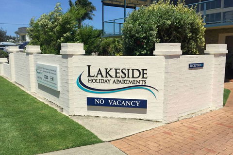 Lakeside Holiday Apartments Merimbula - Airlie Beach Holiday 1