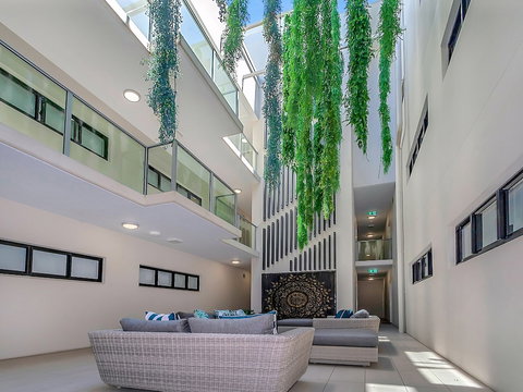 Apartment Near City On Lake 3 - Airlie Beach Holiday 3