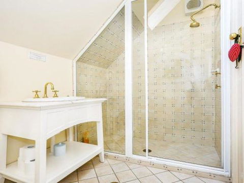 LAVENDER COTTAGE Alpine Southern Highlands 4pm Check Out Sundays - Airlie Beach Holiday 1