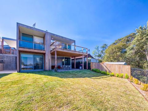 FAIRYTALE Gerroa 4pm Check Out Sundays - Airlie Beach Holiday 1