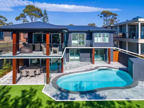 Vukeville Beachfront Luxury With Pool 4pm Check Out Sundays - Airlie Beach Holiday 0