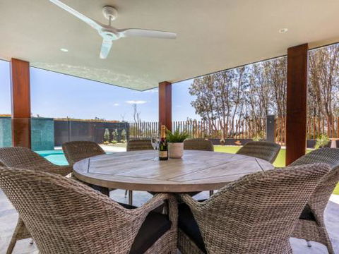 Vukeville Beachfront Luxury With Pool 4pm Check Out Sundays - Airlie Beach Holiday 3