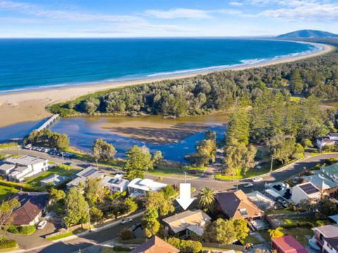 BOMBORA Gerroa 4pm Check Out Sundays - Airlie Beach Holiday 0