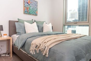 Melbourne City Apartment With Parking - Airlie Beach Holiday 2