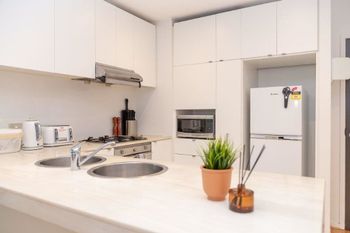 Melbourne City Apartment With Parking - Airlie Beach Holiday 4