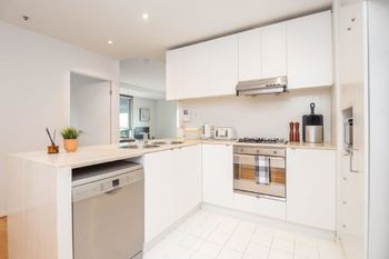 Melbourne City Apartment With Parking - Airlie Beach Holiday 3