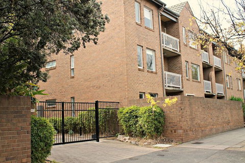 Adelaide Dresscircle Apartments Archer Street - Airlie Beach Holiday 5