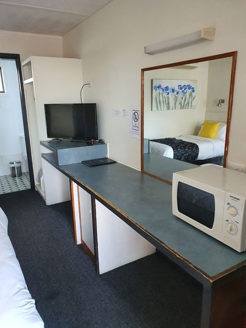 Budget On The Lake - Airlie Beach Holiday 0