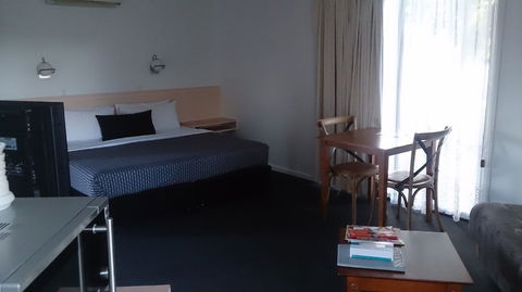 Budget On The Lake - Airlie Beach Holiday 3