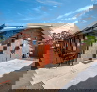 Golden Country Motel  Caravan Park - Airlie Beach Holiday