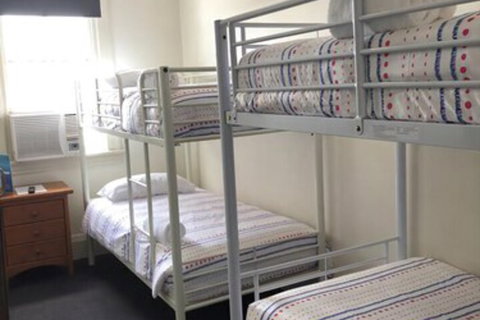 Australian Hotel - Airlie Beach Holiday 1