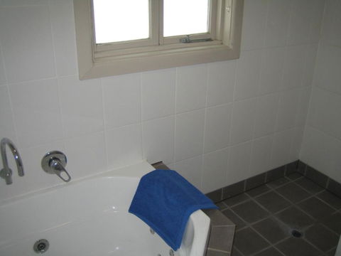 Showgrounds Cottage Naracoorte - Airlie Beach Holiday 4