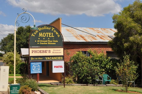 Ten Dollar Town Motel - Airlie Beach Holiday 1