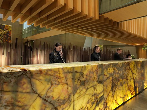 Meriton Suites World Tower - Airlie Beach Holiday 1