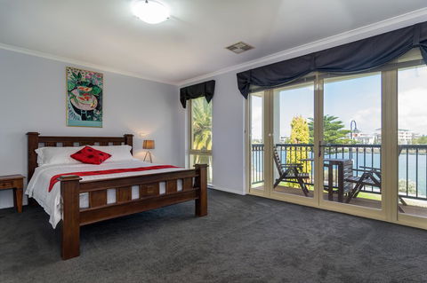 Port Adelaide Harbourside House - Airlie Beach Holiday 6
