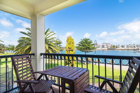 Port Adelaide Harbourside House - Airlie Beach Holiday 7