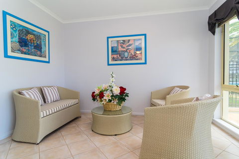 Port Adelaide Harbourside House - Airlie Beach Holiday 4