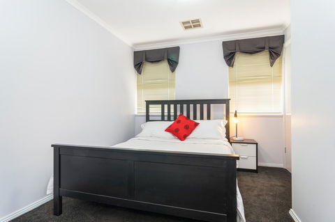 Port Adelaide Harbourside House - Airlie Beach Holiday 9